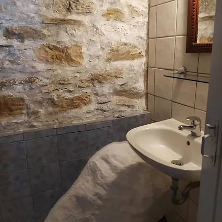 Avra Traditional Blue House, Elma's